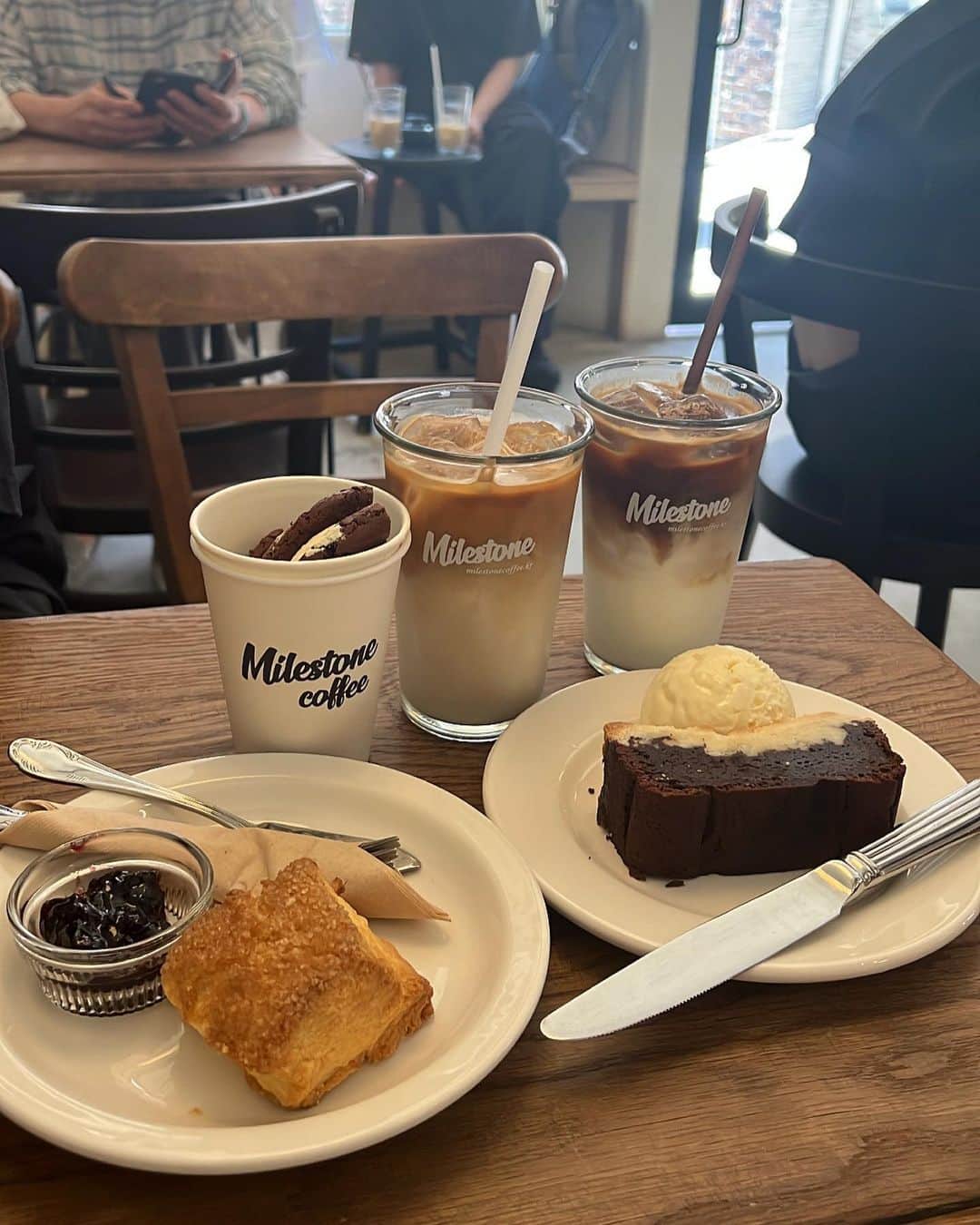 待鳥志織さんのインスタグラム写真 - (待鳥志織Instagram)「このカフェのラテとグランブルが 美味しすぎて2日連続で違う店舗行った🥺🤍ここのバナナクランブルが人生で一番美味しいスイーツに認定されました..。スコーンも美味しかったな...🤍 ・ #milestonecoffee #韓国カフェ#🇰🇷」6月17日 23時13分 - __.shiori_