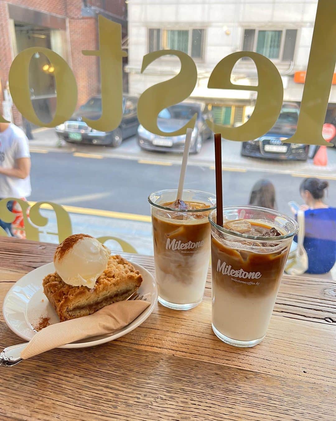 待鳥志織のインスタグラム：「このカフェのラテとグランブルが 美味しすぎて2日連続で違う店舗行った🥺🤍ここのバナナクランブルが人生で一番美味しいスイーツに認定されました..。スコーンも美味しかったな...🤍 ・ #milestonecoffee #韓国カフェ#🇰🇷」