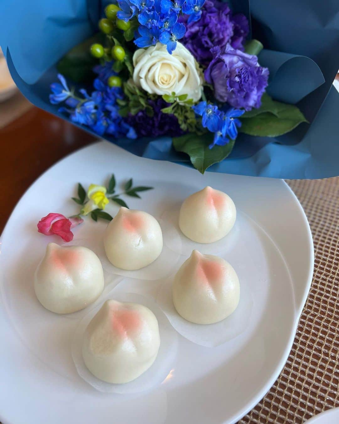 丸山裕理のインスタグラム：「. 父の日ランチ 𓌉◯𓇋 . 父の日のお祝いで 両親・姉家族とみなとみらいに集まりました⚓️ . 赤ちゃん連れだしなんとも 賑やかな宴でしたが🙇‍♀️、 お店の方が温かく接して下さりありがたかったです。 . 最近はすっかり孫に夢中の父。 これからも元気で パワフルなじいじでいてほしいです🫶🏻 . #父の日 #父の日プレゼント  #女の子ママ #みなとみらい  #2022年3月生まれ #1歳3ヶ月  #記念日ランチ #家族でお祝い #中華ランチ」