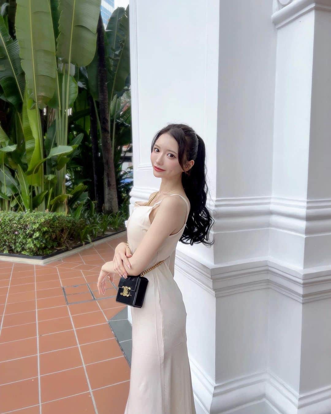 AYUのインスタグラム：「ON⇔OFF🤭🎈  .  #シンガポール旅行　#ドレス　#パーティーコーデ　#パーティーヘア　#セリーヌバッグ　#ポニーテール　#垢抜け　#ビフォアフ」