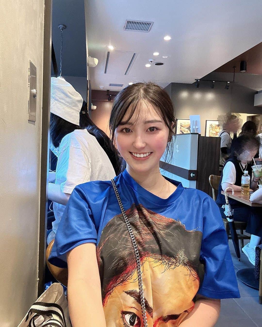 リサのインスタグラム：「久しぶりに試合観に行けた〜！  暑いし酔うし、、🥵 明日は誰のTシャツもらえるかなぁ〜  #ベイスターズ」