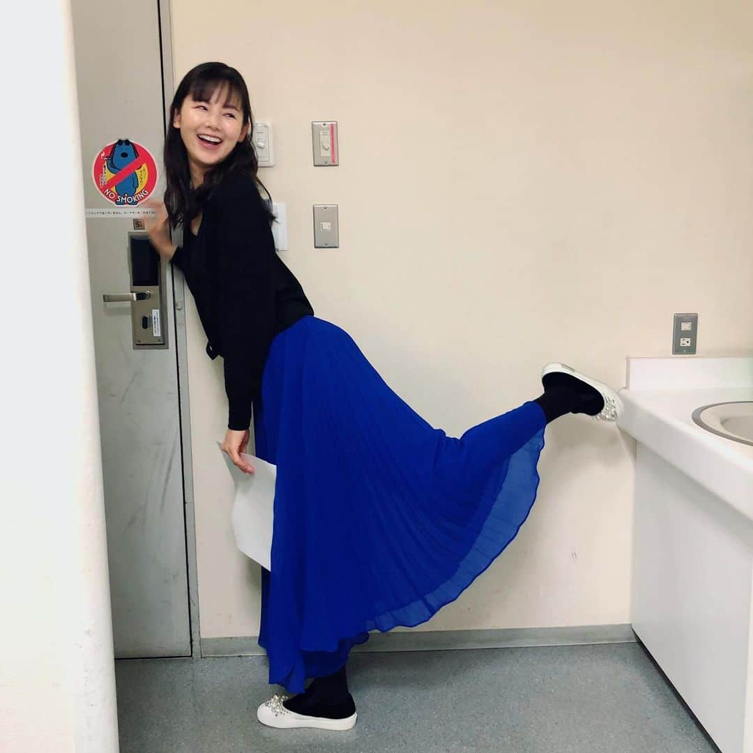 小西真奈美さんのインスタグラム写真 - (小西真奈美Instagram)「とある楽しい撮影で。  スカートに見えるパンツ。 で行った本日。  衣装を着て。 などの詳しいお知らせはまた後日させていただきますね😊  #楽しい #現場 #Happy #スタッフの皆様と出演者の皆様に #感謝 #小西真奈美」6月17日 23時21分 - manami.official