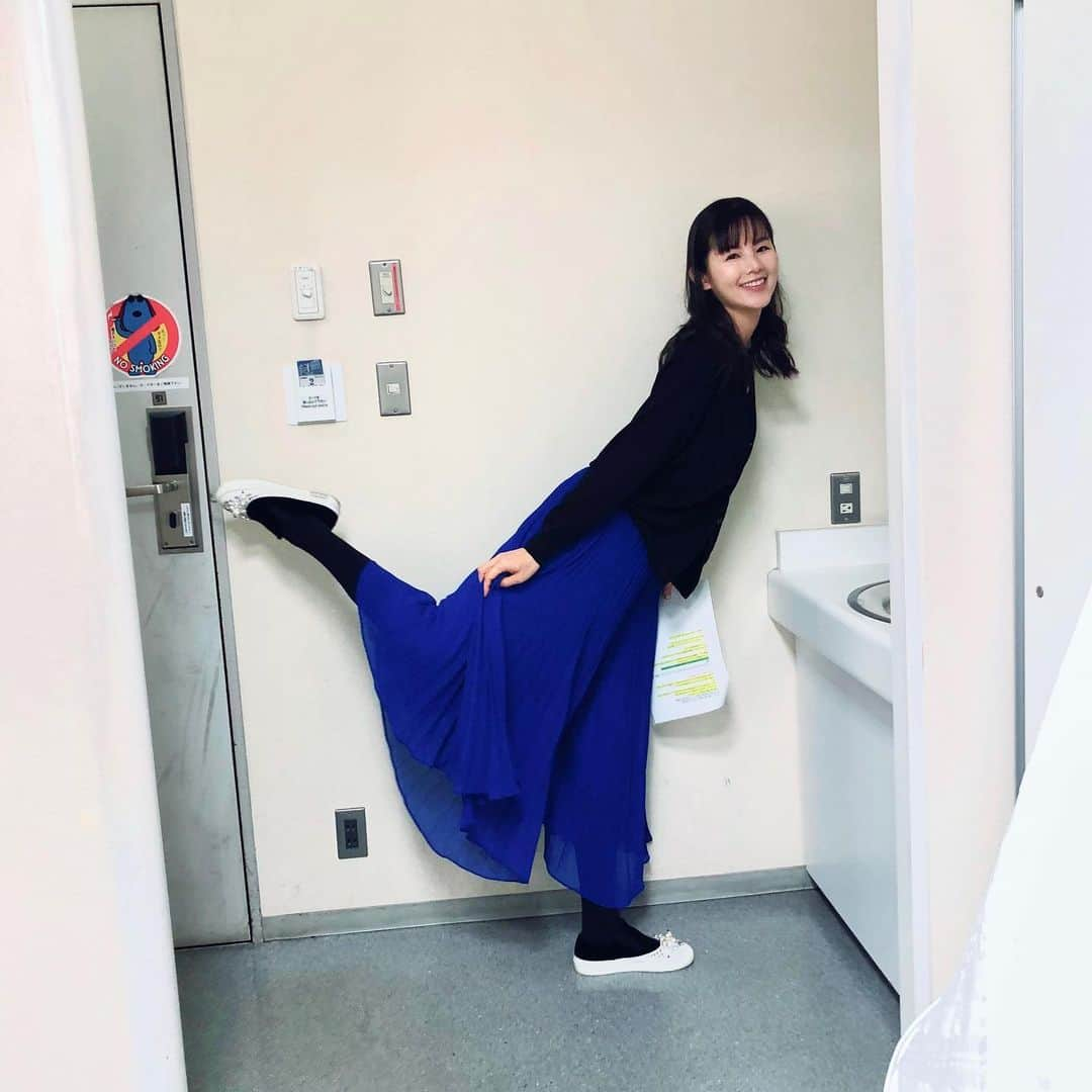 小西真奈美さんのインスタグラム写真 - (小西真奈美Instagram)「とある楽しい撮影で。  スカートに見えるパンツ。 で行った本日。  衣装を着て。 などの詳しいお知らせはまた後日させていただきますね😊  #楽しい #現場 #Happy #スタッフの皆様と出演者の皆様に #感謝 #小西真奈美」6月17日 23時21分 - manami.official