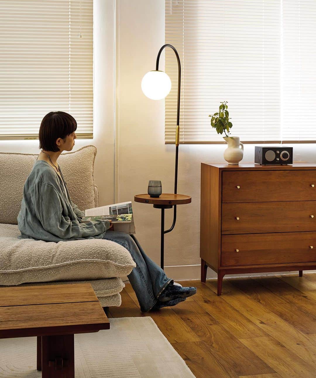 journal standard Furnitureさんのインスタグラム写真 - (journal standard FurnitureInstagram)「"EUREKA FLOOR LAMP" ⁡ 人工大理石と丸いシェードがやわらかな印象のエウレカフロアランプ。 乳白色のガラスシェードが優しく照らしてくれます。 ⁡ テーブルには置くだけで充電できるワイヤレス充電機能とUSBコンセントが付属！ ⁡ ソファサイドだけではなく、ベッドサイドでの使用もおすすめです。 ⁡ —— ⁡ EUREKA FLOOR LAMP ¥46,200 ⁡ —— ⁡ #journalstandardfurniture #interior #acmefurniture #lamp #lighting #lightingdesign #japanesemodern #moderninterior #ceilinglamp #pendantlamp #rattanfurniture #floorlamp #standlamp #lampdesign」6月17日 23時31分 - js_furniture