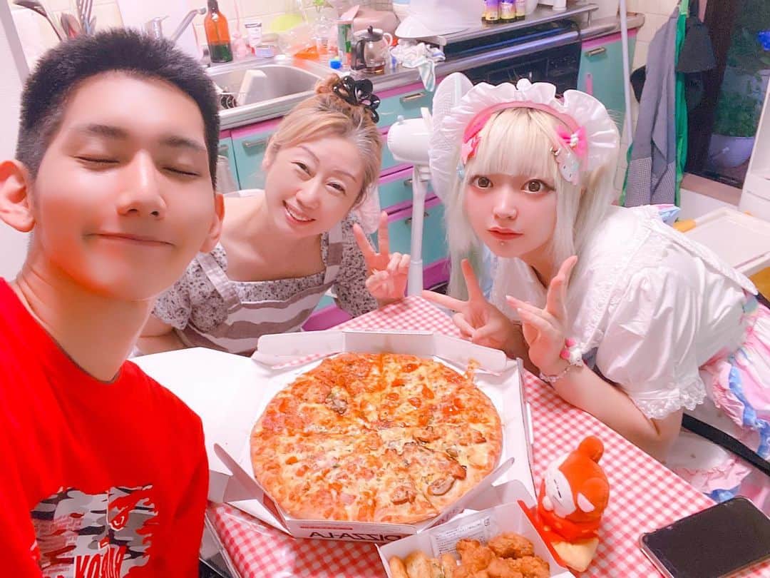 江崎びす子さんのインスタグラム写真 - (江崎びす子Instagram)「ピザとって食べたよ🍕  私達はこれからも週末の原宿のストリートで遊んでると思うので  街で見かけたら気軽に声かけてね🩷」6月17日 23時32分 - bisukoezaki