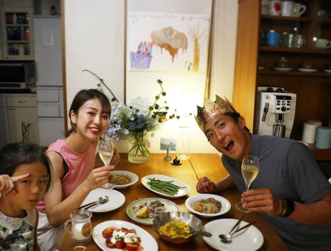 都倉賢のインスタグラム：「誕生日当日の昨日はホームですがホテルに前泊だったので家族と一緒に過ごす事が出来ずに少し寂しかったですが、今日のナイターが終わり帰宅するとサプライズでバースデーディナーを準備してくれていました😍  妻は僕が小さい頃から母に誕生日に必ず作ってもらっていたポーピエットを、娘は大きなメッセージボードや紙で作った王冠を用意して祝ってくれました！  本当に有難う💓  とにかく勝ってお祝い出来て良かった！  今日で前半戦が終わり次節からは後半戦が始まります。前半戦の課題をしっかりと修正し成長する事で間違いなくJ 1昇格出来ます！  37歳まだまだここから！！！ J1昇格に向けて自分の全てを出し尽くしていきます。最後の最後まで共に戦い抜きましょう💪🏻💪🏻💪🏻」