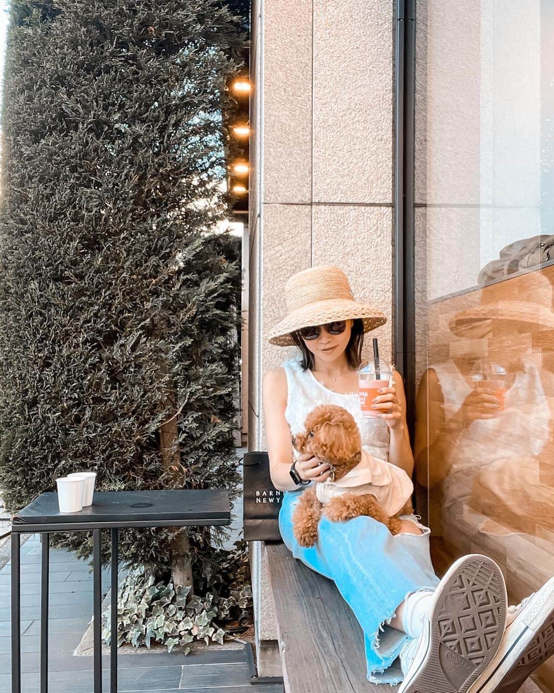 のインスタグラム：「忙しくてビビをどこにも連れ行ってあげれなかったので、今日は疲労が溜まった体を奮い起こしてw  キューバシャツを着て出かけキューバサンドとエルダーフラワートニックで今年初めての真夏日炎天下な休日を過ごした土曜日🇨🇺😎☀️  びっくりするくらい頭フル回転で忙しいので最近ずっと禁酒してます🙅‍♀️  あと10日頑張って外で美味しいモヒート飲みたいなぁ😚🌿  という事で、せっかくの休日の外食はノンアルコールでしたが、エルダーフラワートニックが美味すぎてこれはイケると早速Amazon検索w🪻🥤🩵  さぁ、これから夏に向けてイベント4連発🔥  明日も朝からリハ頑張ってこー😚✊✨  皆様も良い休日を🩵  #休日 #キューバサンド #わんこのいる生活 #週末 #横浜 #テラス #キューバシャツ #仕事女人 #トイプードル#yokohama #doglover #toypoodle #ビビと私の大好きな夏が来た」