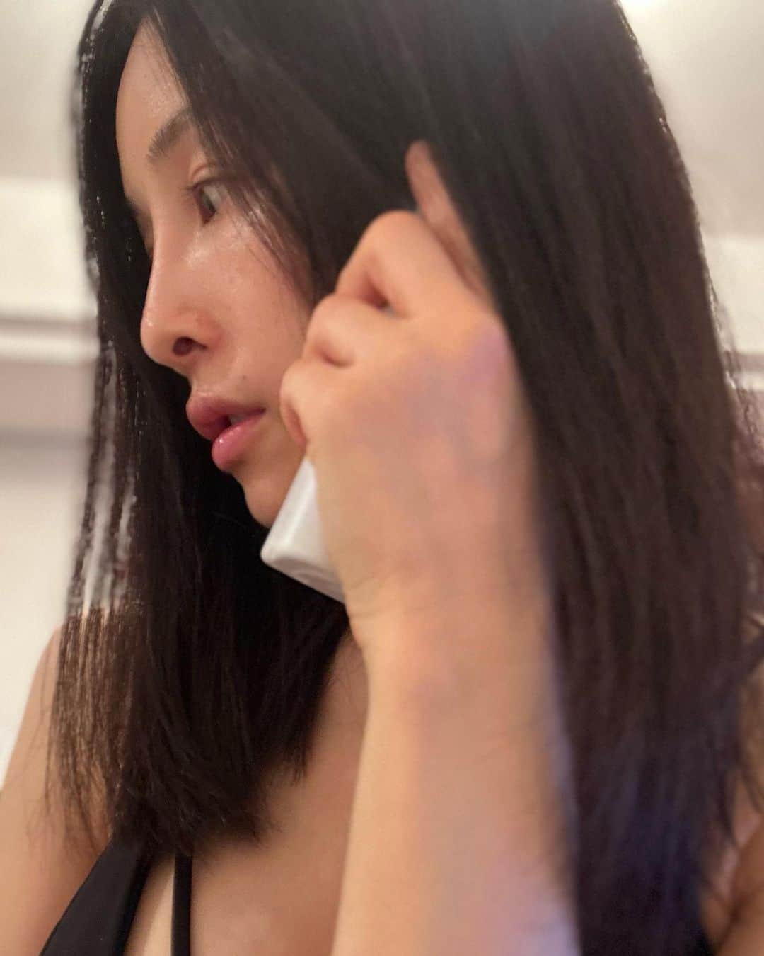 中岡由佳さんのインスタグラム写真 - (中岡由佳Instagram)「❇︎ お風呂上がりに紙をカット🐰 半分に折り左右対称に形を考えて 切り落とさないように集中するのが面白い✂︎ 今日は半ズボンにしてみたけれど一回で上手くできた♥️ 暑くて汗をかいた顔もサッパリして🚿 すっぴんの心地良い時間。 #Bunny #lovely」6月17日 23時28分 - yuka_nakaoka