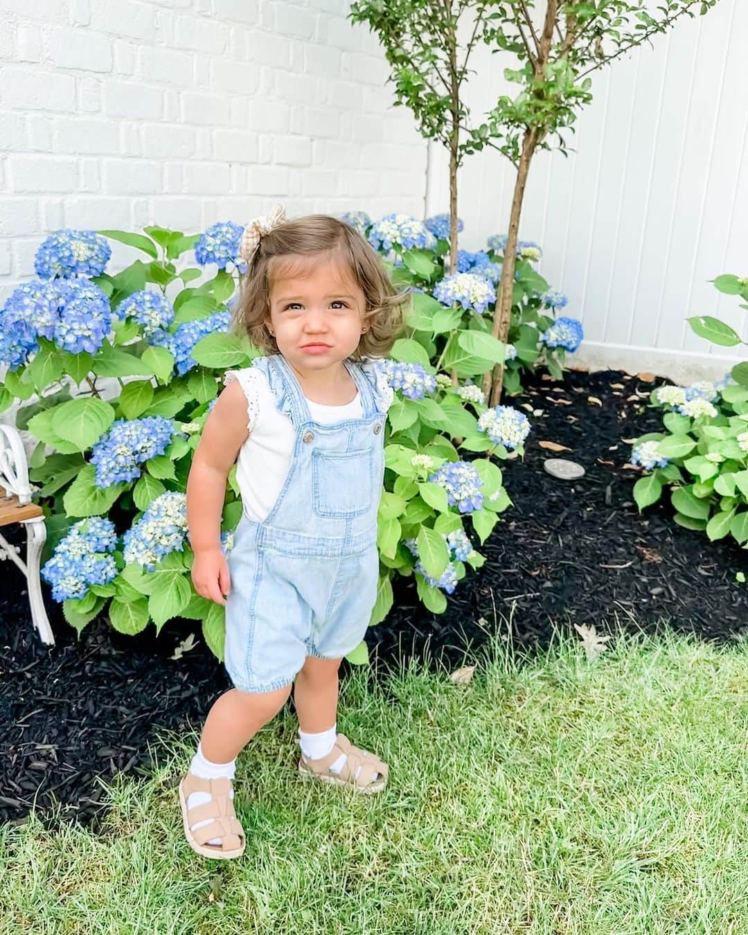 サマンサ・シザーリオのインスタグラム：「a year and a half with our beautiful Whitney Jane ♡ soaking up every minute with this sweet, spunky, hilarious little girl!」