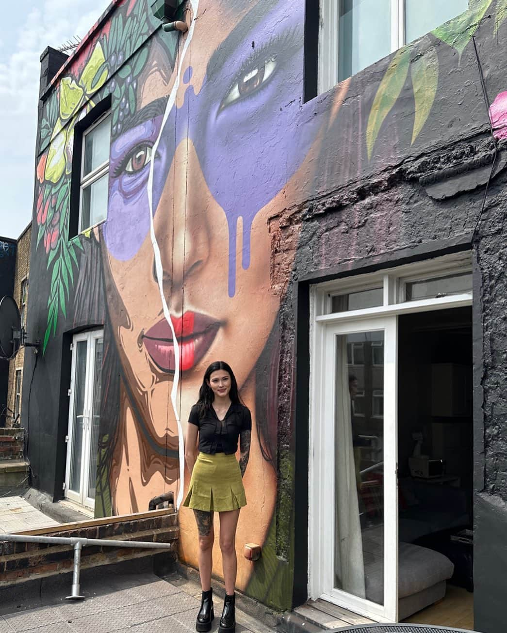 ストレンカ朝美さんのインスタグラム写真 - (ストレンカ朝美Instagram)「Went to visit @findac ‘s mural at @everlastingcastings today with @airizdrenka ✨ Very strange seeing my face that big but extremely honoured that Findac chose my face to feature in one of his murals. I’ve been a huge fan of his art for some time now so this was a very cool moment!」6月17日 23時30分 - asamizdrenka