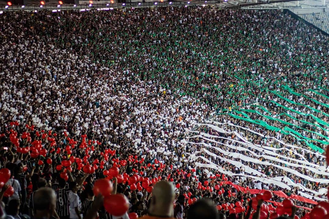 のインスタグラム：「Músicas que inspiram tanto os torcedores nas arquibancadas quanto os jogadores dentro de campo! 👏  Torcedor tricolor, qual é a sua música favorita cantada nas arquibancadas para apoiar o @fluminensefc ? Deixe um comentário abaixo. A escolha da torcida será transformada em uma nova camisa do Flu!   As inscrições encerram às 20h (horário de Brasília) do dia 18.06.23. Visite www.umbro.com/fluminense para mais informações.  #umbro #fluminense #todotimetemuma」