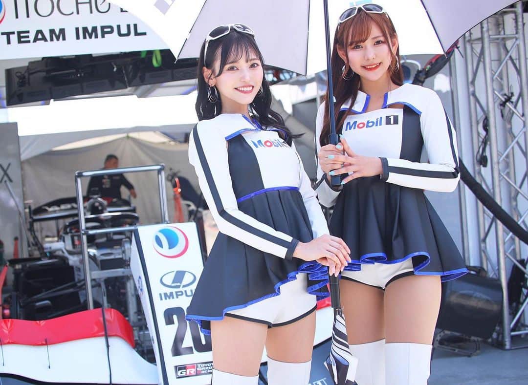 引地裕美のインスタグラム：「スーパーフォーミュラ Rd.5 菅生🐂 予選日ありがとうございました🫶🏻  みんな暑い中本当にありがとう☀️ 凄く暑くてゆでだこになりながら冬コスで頑張りました🤣🐙💭  決勝は 19号車▶︎ 17番手 20号車▶︎ 5番手からのスタートです！  \\決勝日スケジュール🗓️//  🖤9:20〜スポンサーステージ 🏎️9:55〜10:25 フリー走行 🖤10:45〜11:45 PIT WALK 🖤12:00〜12:30 物販サイン会 🖤13:10〜 選手紹介 🖤13:25〜14:30 スタート進行 🏎️14:30〜決勝レース  明日はもっと暑いみたいなのでみんなも体調気をつけてね🥹  決勝日も19号車、20号車 ITOCHU ENEX TEAM IMPULの応援よろしくお願いします☝🏻🖤  #mobil1 #mobil1レーシングサポーターズ #teamimpul  #itochuenexteamimpul #superformula #sformula #スーパーフォーミュラ #スポーツランドsugo  #UMine #japanese #japanesegirl #일본 #costume #レースクイーン #rq #モータースポーツ #motorsports」