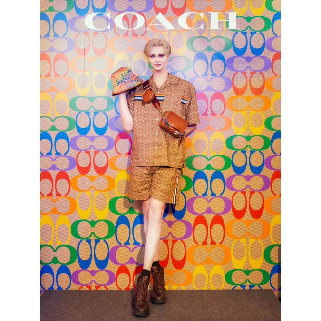 Matt（マット）さんのインスタグラム写真 - (Matt（マット）Instagram)「・ Coach Pride Social Eventへ🏳️‍🌈 かわいいポップアップストアだった🩷 #CoachJapan #CoachNY #CoachPride #コーチプライド #pr」6月17日 23時44分 - mattkuwata_official2018