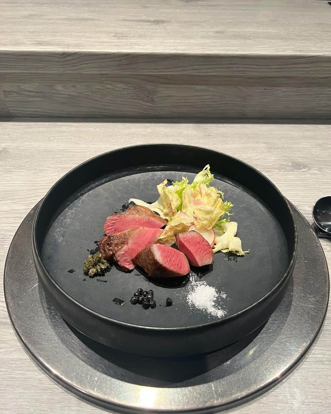 のインスタグラム：「オシャレなイノベーティブ料理🤤❤️🍖 . . . . . コスパ良くて凝ったお料理がいっぱい😌✨ 間違いなくリピ確定のお店👍💯 . . . . . . #firewoodtokyo #food #gourmet #tokyo #japanesefood #meat #lifestyle #photography #selfie #西麻布グルメ #西麻布ディナー #肉料理 #コスパ最高 #ステーキ #イタリアン #イノベーティブ #創作料理 #東京グルメ #女子会 #グルメ女子 #グルメスタグラム #六本木グルメ #六本木 #カメラ女子 #インスタ映え #イタリアン料理 #いいね返し #フォロバ100」