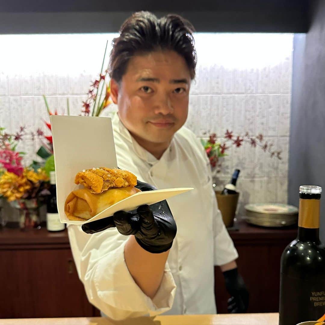Mika Jimboさんのインスタグラム写真 - (Mika JimboInstagram)「【すきな料理認定🍳】  🇨🇳 @ginza_yamanobe  📍 Tokyo/Ginza  銀座やまの辺さんの石垣島コラボに行く予定がばっちり台風でイベントキャンセルに🥹😭  代わりにお店で特別メニューを！ お店の中も華やかにお花で飾りつけてくれてて美味しい料理が楽しめた🤤  いつも通りのこの春巻きと、からすみビーフンが美味しすぎて好き🥲❤️  ほんといつも連れてってくれてありがとう😭次は沖縄リベンジしよーぜ！  #やまの辺#銀座#銀座グルメ#銀座ごはん#銀座ディナー #中華#江戸中華#中華料理 #中華好きな人と繋がりたい」6月17日 23時44分 - mikajimbox