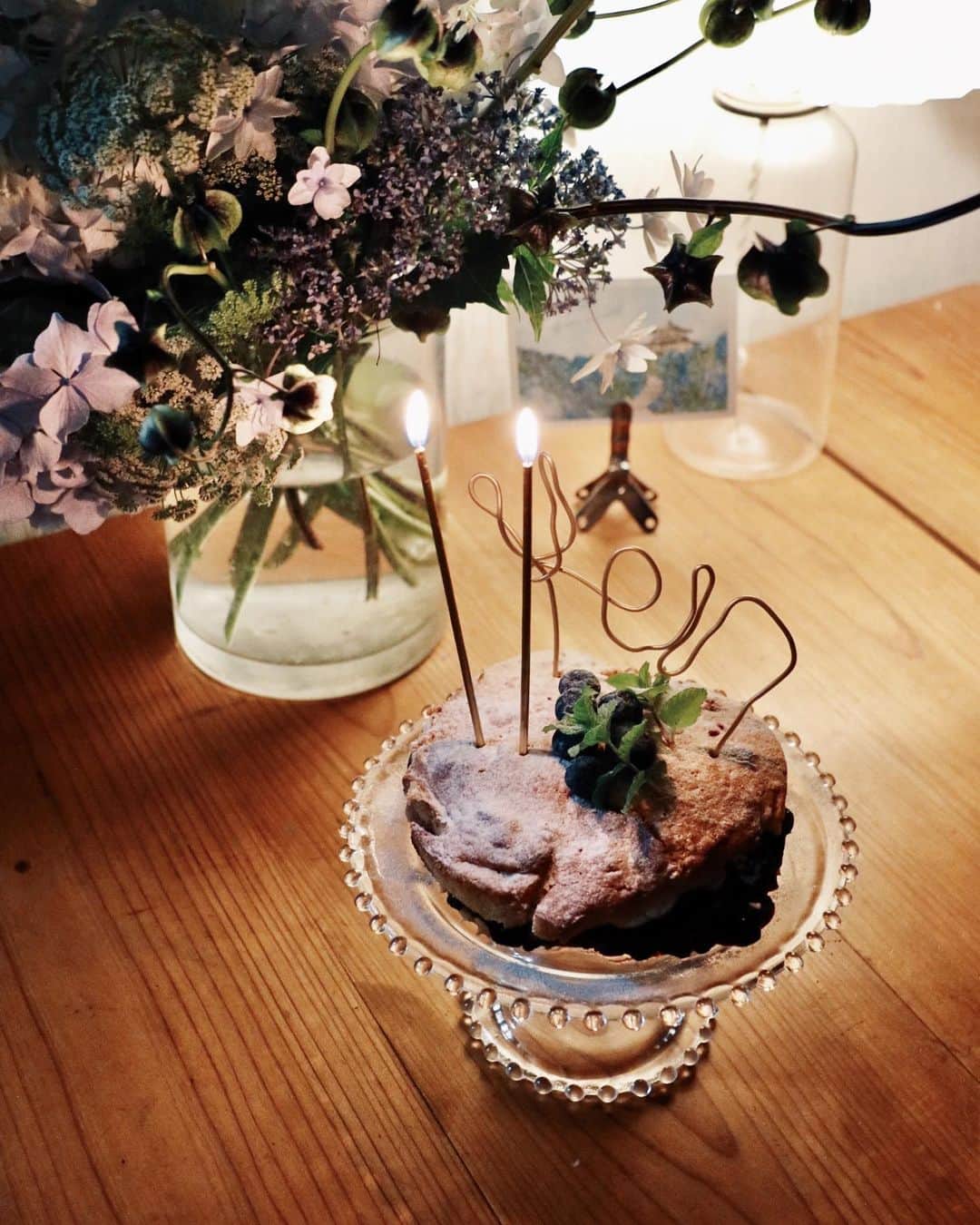 村上萌のインスタグラム：「Happybirthday🧙夫の誕生日を一緒に祝うのは10何回目だったかなぁ。  #12ヶ月の誕生日ケーキ から6月のブルーベリーヴィクトリアケーキを。とてもリッチな味わいでした🤤ハリガネで作ったKenは、誰にも、なんならもう自分も読めないけど、結構好き。   #暮らしの微調整」
