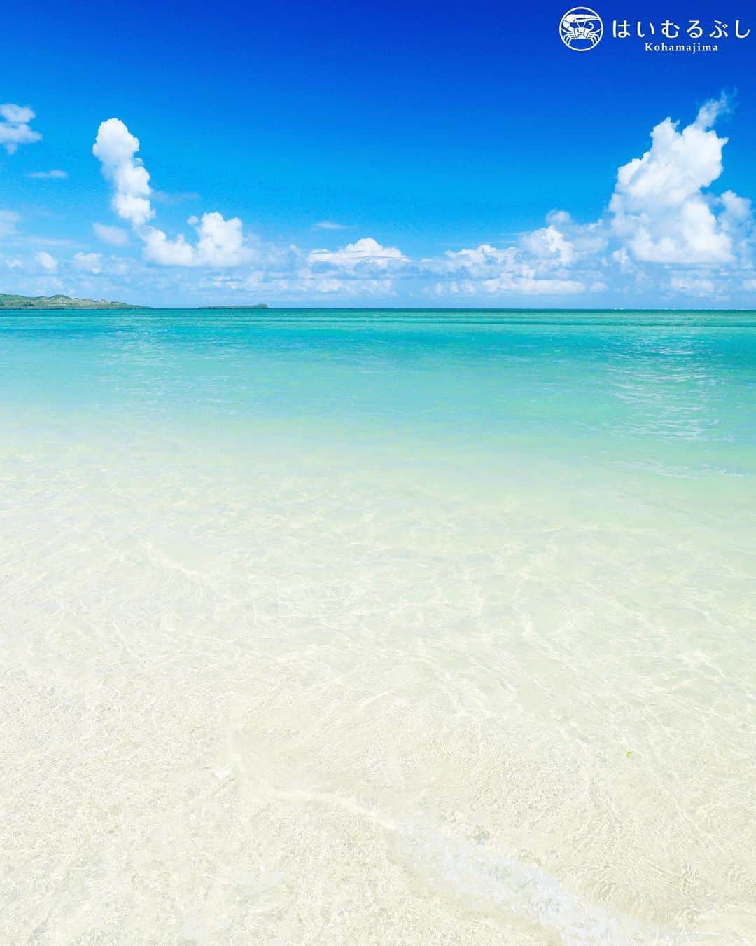 HAIMURUBUSHI はいむるぶしのインスタグラム：「小浜島・はいむるぶしから癒しの風景をお届けします。 晴れた夏の小浜島のアカヤ湾… 遠浅の砂浜に打ち寄せる小波、水平線上に沸き立つ入道雲、心弾む夏模様。 心を解放する世界が広がっています。 #沖縄 #八重山諸島 #離島 #小浜島 #夏 #景色 #海 #波 #リゾート #ホテル #はいむるぶし  #japan #okinawa #island #sea #wave #summer #beautiful #scenery #resort #hotel #haimurubushi」
