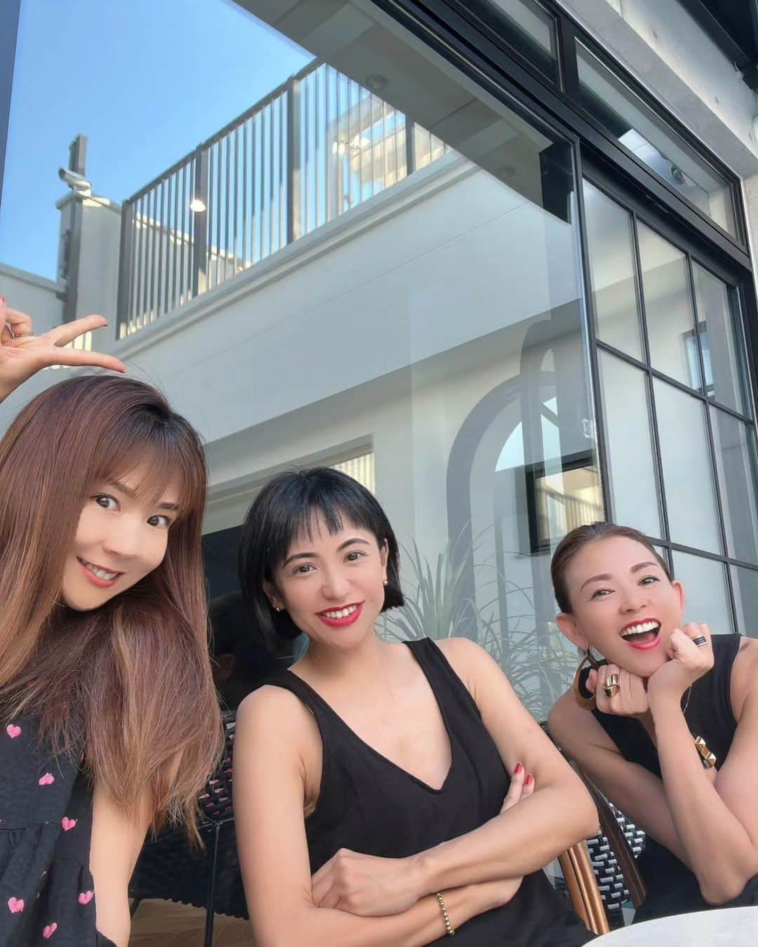 三喜本惠美さんのインスタグラム写真 - (三喜本惠美Instagram)「・ 3人でプールの見守り☀️ あきちゃんとSHIHOちゃんは30年来 私とあきちゃんは25年来 歳を重ねるって安心安定よいものですね✨  そして夕食は25年来の @keikosasaki_mylan も合流して焼き肉へ🎵  とにかく長いわけw 何だかゆったり落ち着く会だったな～  あっという間の休日らしい1日で 最高でした❗  それにしても今日は青空が綺麗でしたね～☀️」6月17日 23時58分 - megumi_mikimoto