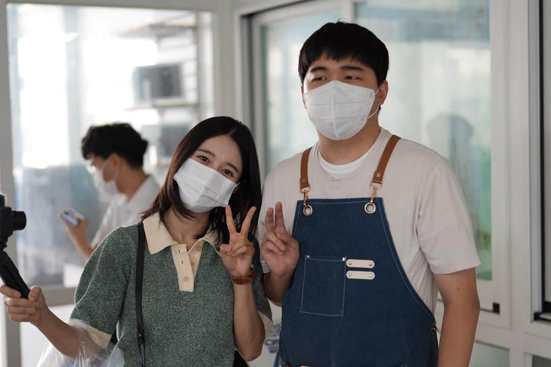 ナム・ボラのインスタグラム：「휘호 바리스타 기능 대회 개인전🌿 저번 대회에 못가서 미안했는데 이번엔 개인전인데 마침 시간이 돼서 부랴부랴 다녀왔다!!  캬👏 이제 개인전까지 나가고!!! 침착하게 잘하는 모습보니 정말 대견하고 멋있었다!! 잘한다 휘호! 화이팅 휘호💪」