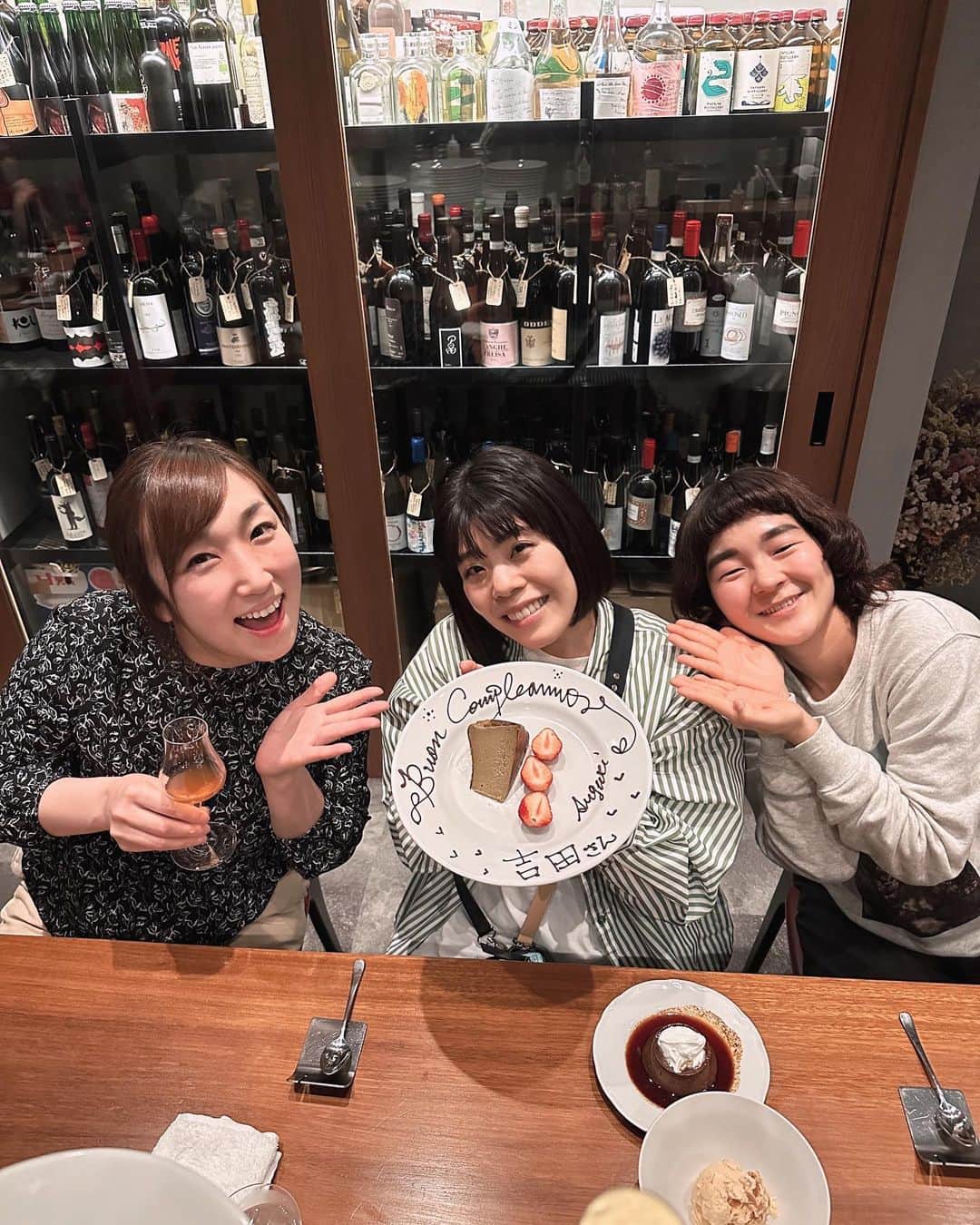 あいすけのインスタグラム：「ヨシダユイ生誕祭。とても時差投稿ですが、投稿します。 いつもの我々です。今回とんでもなく素晴らしき良き美味しき美しき楽しきお酒沢山ありすぎて迷いしなお店に行ってきました。オシャレなカウンターに通していただいたのにオシャレなカウンターじゃあんまりしちゃいけない話をしてしまいました。私に至っては、電車を間違え遅刻。そして誕生日プレゼントを家に忘れパニック。それでもラナンキュラスの花束喜んでもらえたので良かったです。ラナンキュラスの花言葉。調べてください😌え不親切ー😳とても興味深いんです。 楽しい夜はあっという間。 主役は私たちを駅まで見送ったあと颯爽に帰っていかれました。」