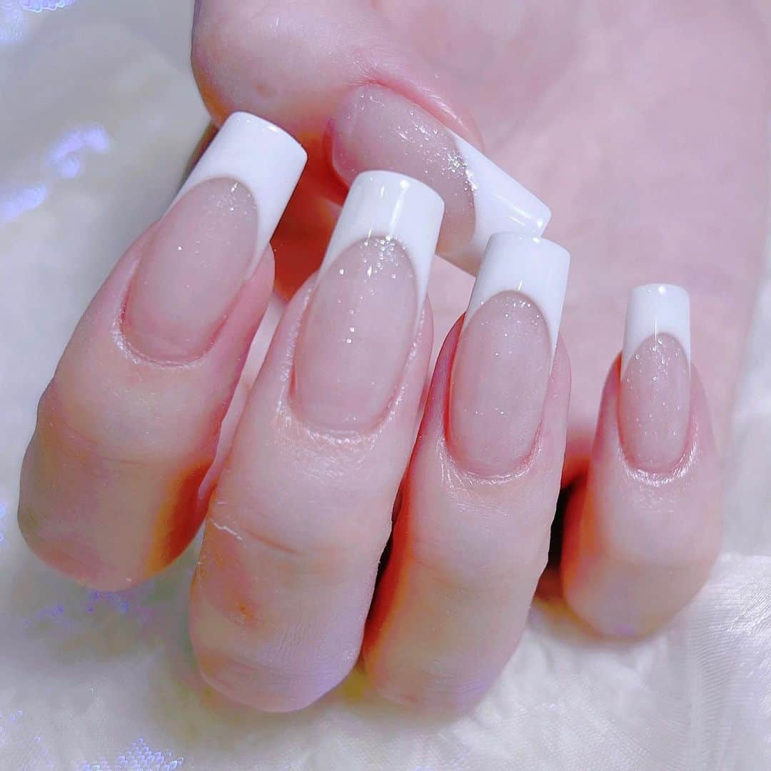 なかやまちえこのインスタグラム：「アクリルのフレンチネイル💅⠀ ⠀ @satsuki__kishi さんの前回のネイル♡⠀ #youtube ⠀ 10年以上振りにアクリルでフレンチネイルはできるのか！？ https://youtube.com/live/RStPC_T7rpo?feature=share⠀  今はバブルネイルです🫧⠀ バブルネイルを練習します！！難しい！！！ https://youtube.com/live/c117dYNkZZ4?feature=share⠀ ⠀ 配信は @aby_sharenail から。⠀ Wi-Fiあります。サロンご利用の方とお客様もお使いいただけます。⠀ ⠀ #nail #nails #ネイル #美甲 #japanesenails #manicurist #gelnails #أظافر #네일아트 #미용  #เพ้นท์เล็บ #artedeuñas #เพ้นท์เล็บเจล #nagelkunst #フレンチネイル #frenchnails」