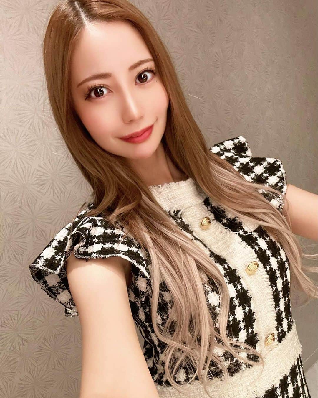 真野ゆりあのインスタグラム：「. 最近自撮りしてなさすぎるから 少し前の自撮りしか無かった🙄笑 . せめて出勤したら自撮りする癖を付けたいw . . みんな素敵な週末過ごしてね🥰❤️ . . #キャバ嬢  #ノンアルキャバ嬢  #六本木 #元セクシー女優  #フォロワー増やしたい  #コメント大歓迎  #youtuber #followme  #instagood  #tagsforlikes #japanesegirl」