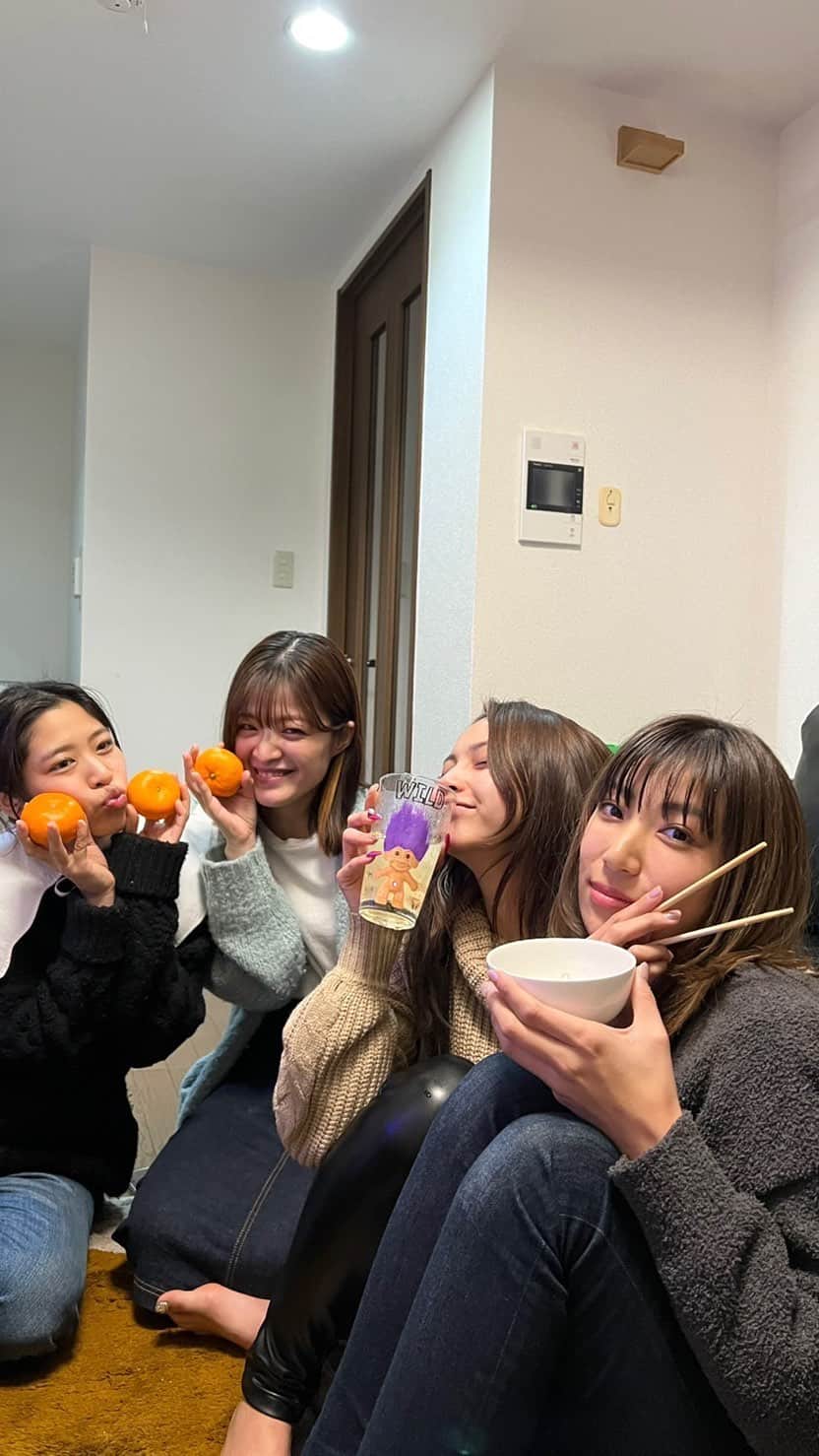 古賀あかねのインスタグラム：「🌹定例会🫡 出産がんばれ！ってパワーくれてありがとう🫶🏽  @ayupichikitchen  @poyo_ngy  @moricoff」