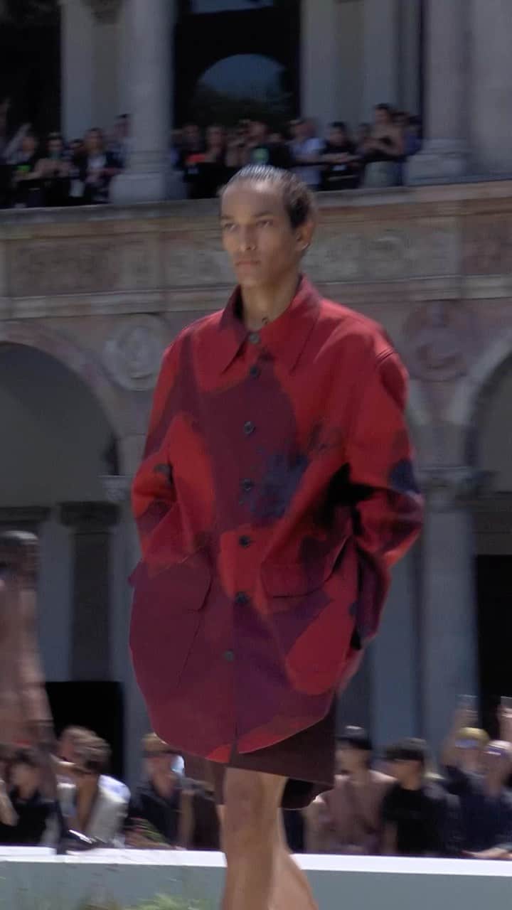 のインスタグラム：「Redefining and re-examining the masculine identity.  Yesterday in Milan, @pppiccioli revealed his new menswear collection, a series of looks meant to rewrite the rules of masculine dressing. Anchored in the traditions of tailoring, the collection was then propelled in a defiant direction, seen through embroidered floral touches, complex and considered shapes, and clean and elegant #VALENTINOGARAVANI accessories.  Music: @d4vddd Grooming: @valentino.beauty #ValentinoNarratives」
