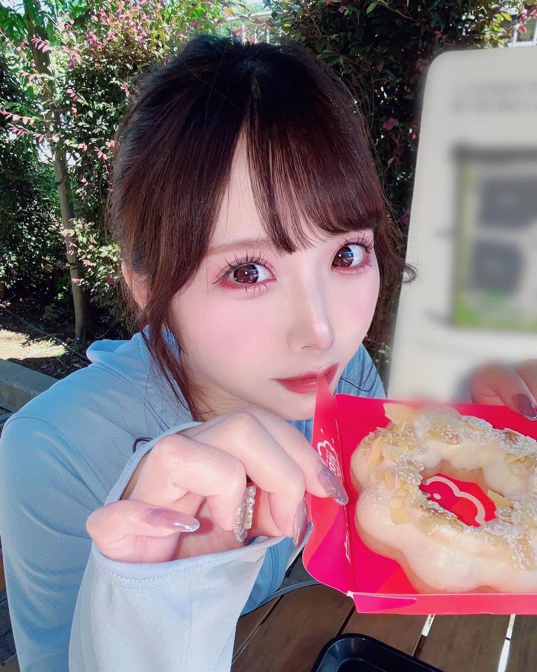 のインスタグラム：「🍩🤍  ミスタードーナツの新作🤍 , , 真剣に選び抜いたドーナッツを何個か詰めれる子達が1番好きおいしい , , #夏コーデ #夏ネイル #日焼け対策 #日焼け止め下地 #可愛い #かわいくなりたい #可愛い子と繋がりたい #新作スイーツ #自撮り #自撮り界隈 #自撮り女子 #量産型ヲタク #量産型 #地雷 #地雷メイク #地雷系女子 #アイドル #地下アイドル #隠しきれないヲタク #ゲーム女子  #ヘアメ  #instagood #likesforlike #ふぉろーみー #followme #フォロー大歓迎 #idol #cosplay #韓国好きな人と繋がりたい」
