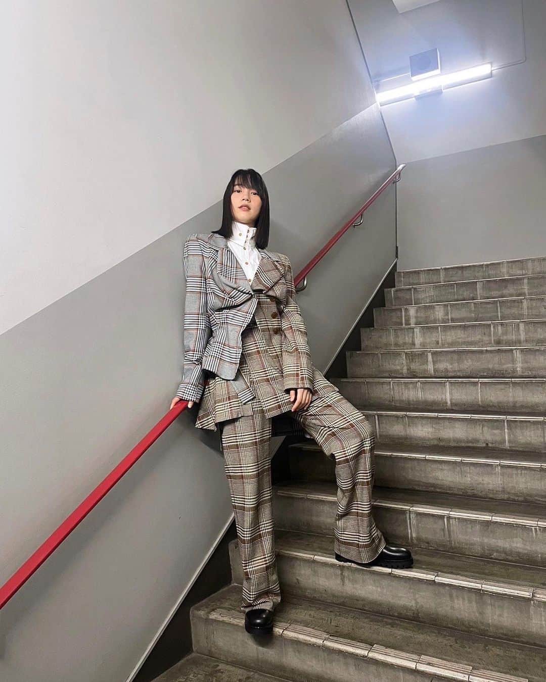 のん（能年玲奈）のインスタグラム：「本日は、日本映画プロフェッショナル大賞にて、主演女優賞をいただき受賞式に参加しました。 とても嬉しい。 沖田監督やさかなクンからのメッセージもいただいて感謝🐟 チェック重ねて気合い入れた！  Styling: @izumimachino Hair&Make up: Shie Kanno  #日プロ大賞 #さかなのこ」