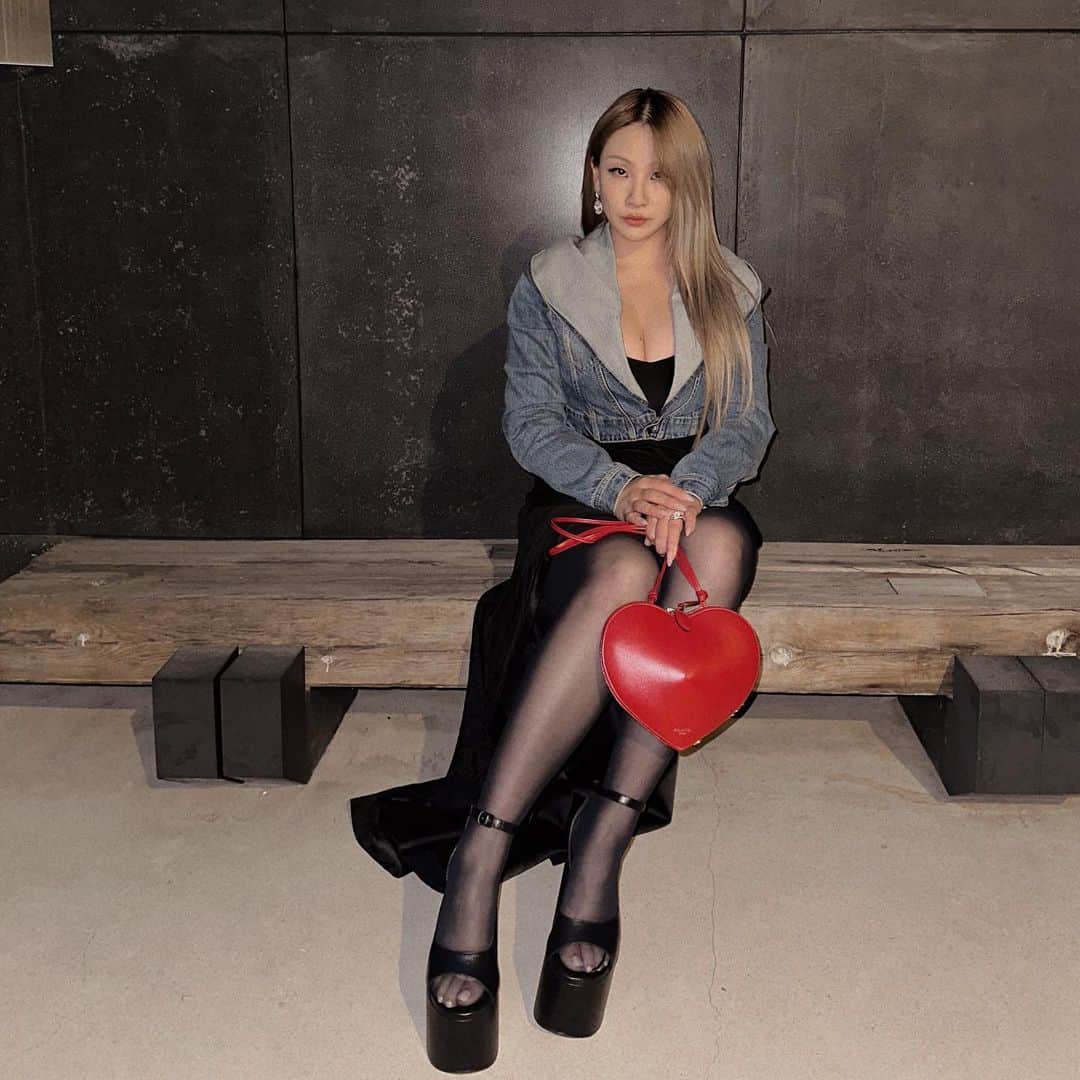 CL さんのインスタグラム写真 - (CL Instagram)「The Queen of ♥️  #leCoeur #Alaia」6月18日 0時06分 - chaelincl