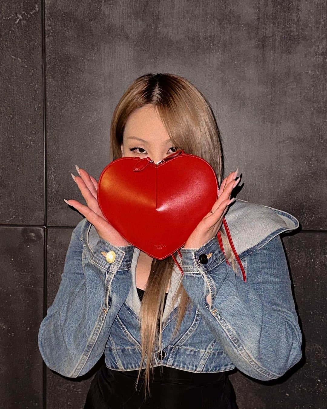 CL のインスタグラム：「The Queen of ♥️  #leCoeur #Alaia」