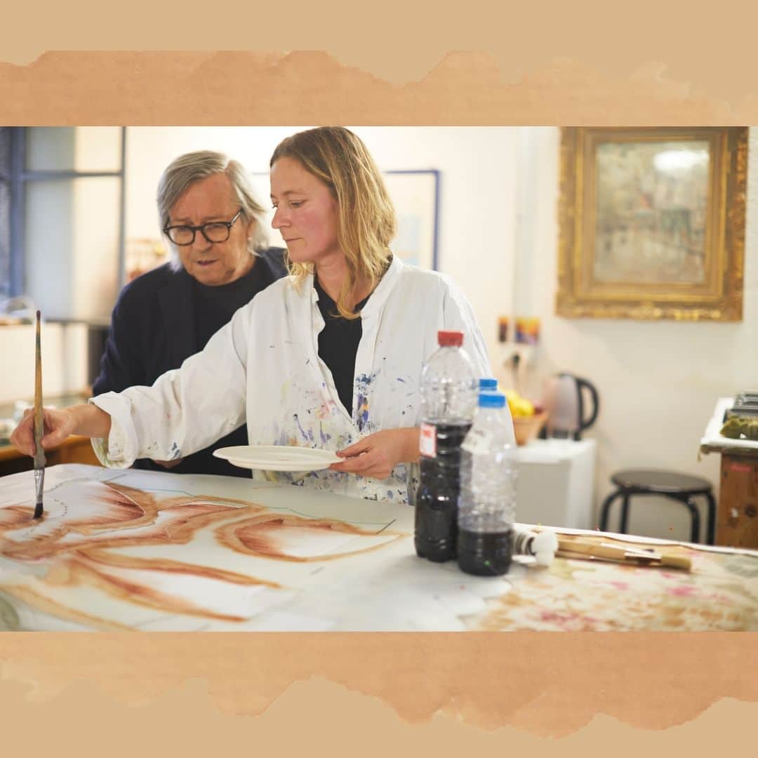 チヴィディーニのインスタグラム：「Introducing the Art of Hand-Painted Technique!   Immerse yourself in the world of exquisite craftsmanship as our articles come to life through the hands of our talented artisans and artists. Each piece is meticulously adorned with a pictorial decoration that is lovingly hand-painted, showcasing the fusion of skill, creativity, and passion.   Collaborating with the visionary minds at CIVIDINI, our artisans bring their expertise and personal touch to the original designs, infusing them with their unique know-how and artistic sensitivity. Their contribution transforms each creation into a true masterpiece.   The beauty of our hand-painted technique lies in its individuality. No two garments are alike, as the hand of the artist adds its distinct touch to each brushstroke. This uniqueness makes every piece a precious and one-of-a-kind work of art.   #CIVIDINI #knit #knitwear #MadeInItaly #cashmere #fashion #handpainted #HandPaintedArt #ArtisanCraftsmanship」