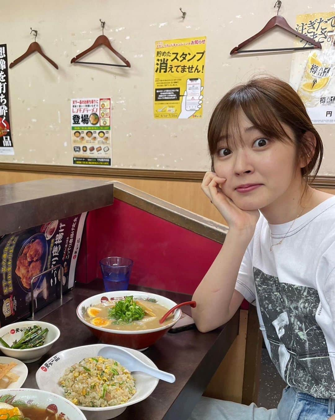 鈴木愛理さんのインスタグラム写真 - (鈴木愛理Instagram)「✴︎ TBS 「ジョブチューン」  超一流中華料理人がジャッジ! 天下一品 従業員イチ押しメニューTOP10🍜  　 美味しい、感動、天一は天一だ。 そんな時間でした。  スタジオの皆さんの各々のこだわりの食べ方なども教えてもらえて、幸せ満点！！！🍜🤤  たくさん食べて、たくさん笑いました。 こってりMAX食べ行きたい🤤  衣装も天下一品をイメージした色のもので♡  one-piece @createclair @the.pr_ skirt  @murralofficial sandal @charleskeith_jp  #最近の衣装たち  #マネージャーさんと天一行った日のやつ☺︎ #思いっきりオフですみません笑 #タベルスズキ」6月18日 0時01分 - airisuzuki_official_uf