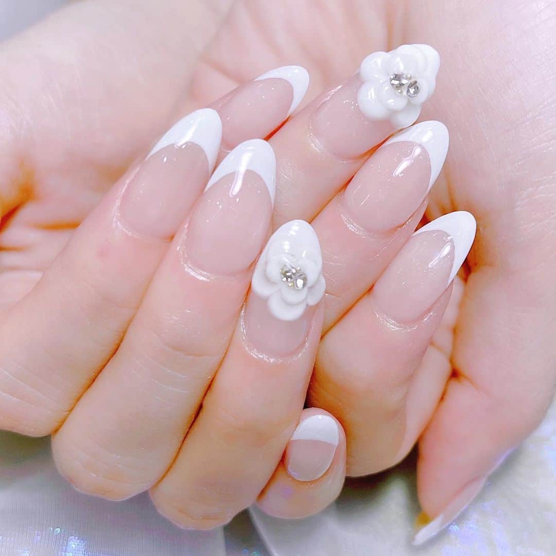 なかやまちえこさんのインスタグラム写真 - (なかやまちえこInstagram)「王道ネイル💅⠀ ⠀ @maamland ちゃん⠀ 王道かわいいフレンチネイルとど定番のお花ネイル🌼⠀ ⠀ @aby_sharenail アクリルもご利用いただけます。⠀ ⠀ #nail #nails #nailart #ネイル #美甲 #ネイルアート  #japanesenailart #manucure #japanesenails #manicurist #gelnails #أظافر #네일아트 #미용  #เพ้นท์เล็บ #artedeuñas #เพ้นท์เล็บเจล #ジェルネイルデザイン #ネイルデザイン #nagelkunst #フレンチネイル #frenchnails」6月18日 0時02分 - chiekonakayama