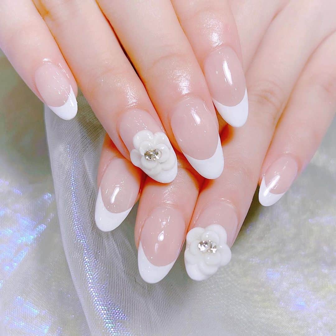なかやまちえこのインスタグラム：「王道ネイル💅⠀ ⠀ @maamland ちゃん⠀ 王道かわいいフレンチネイルとど定番のお花ネイル🌼⠀ ⠀ @aby_sharenail アクリルもご利用いただけます。⠀ ⠀ #nail #nails #nailart #ネイル #美甲 #ネイルアート  #japanesenailart #manucure #japanesenails #manicurist #gelnails #أظافر #네일아트 #미용  #เพ้นท์เล็บ #artedeuñas #เพ้นท์เล็บเจล #ジェルネイルデザイン #ネイルデザイン #nagelkunst #フレンチネイル #frenchnails」