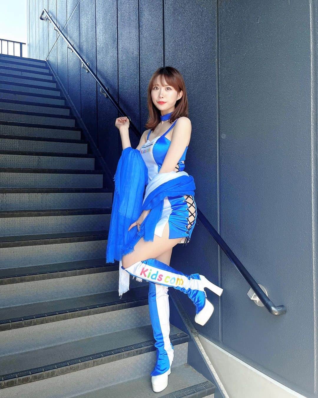 はにゅんさんのインスタグラム写真 - (はにゅんInstagram)「SUPER FORMULA予選日お疲れ様でした！🚥 KCMGエンジェルスは東北大会から夏コス仕様🪼🩵  明日のRd.5決勝は ♯18 #国本雄資 選手 11番手 ♯7 #小林可夢偉 選手 14番手 スタートです📣❤️‍🔥  追い上げ、そしてポイント獲得を目指して！ ピットは43,44番です！  明日もKids com Team KCMGの応援を よろしくお願いいたします🎌💙💛💚  ┈┈┈┈┈┈┈┈┈┈ 🗓6/18(日) 決勝日 09:15〜09:45 チームPRステージ🎤 09:55～10:25  フリー走行 10:45〜11:45  ピットウォーク 12:25〜12:55  SFgoブース サイン会 13:10〜13:15  ドライバー紹介 13:25〜  スタート進行 13:50 〜14:10  グリッドウォーク 14:30〜 Rd.5決勝レース(51周／75分) . .  #KidscomTeamKCMG #KCMG #SUPERFORMULA #SFormula #SF #スーパーフォーミュラ #スポーツランドSUGO #SF23 #sfgo  #sfnext50 #レースクイーン #日本RQ大賞2023 #新人部門」6月18日 0時05分 - hanyu_nanoka_