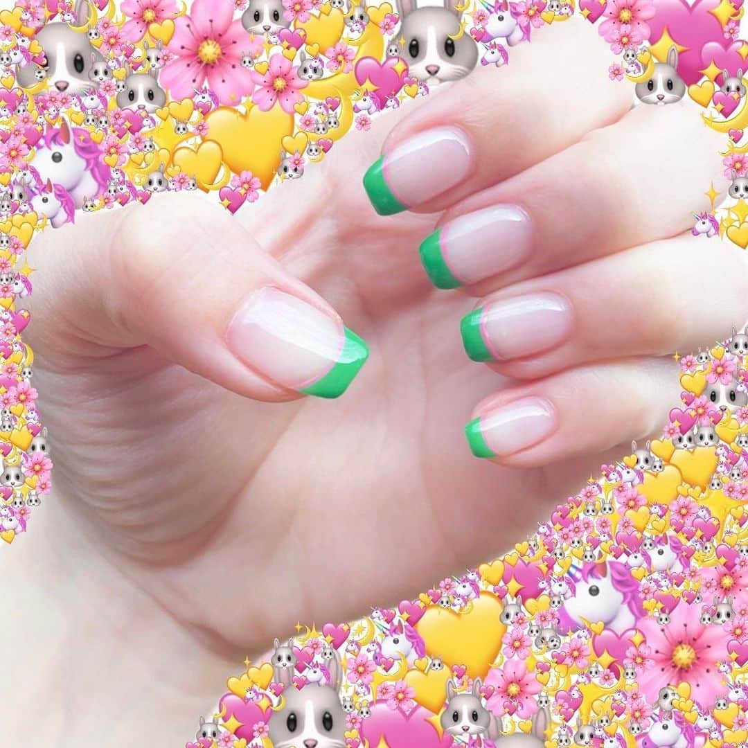 冨手麻妙さんのインスタグラム写真 - (冨手麻妙Instagram)「New Nail💅💚💕  グリーンのフレンチにさりげないピンクも入れて。。。💚  爪が短くなってしまったので今回はスクエアネイルで！！！  @naileye.pasha さん、いつもありがとうございます💚💕💚💕  背景になんか可愛くスタンプつけてデコろ！と思ってやり始めたら、  空白嫌い病を発症しまして気付いたら無心で埋め尽くしてた。。。  #nailart #naildesign #greennails #ネイル #ネイルデザイン #グリーンネイル #フレンチネイル #クリアネイル #スクエアネイル #空白恐怖症 🤮」6月18日 0時15分 - amitomite