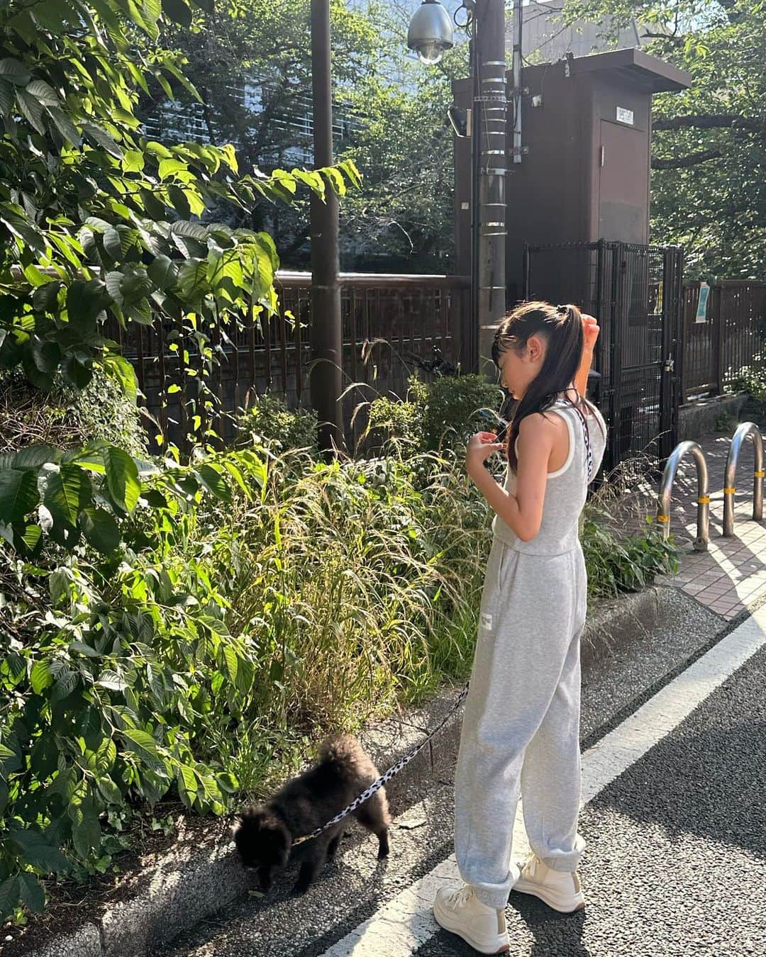 松本恵奈さんのインスタグラム写真 - (松本恵奈Instagram)「今日は朝からサッカーの試合だったのでとおきはたかしに任せて、私はりここと久しぶりに2人きりでした♡ダンスの後に少しクマのお散歩したり女子2人で楽しかったです♡ なんか後ろ姿も大人になってきたなー。 そーいえばクマのお散歩の時に毎回使っているcitronのリードがすごく使いやすくて可愛かったのでお母さんにもプレゼントしました🐶♡ そろそろ届いたかな♡ 斜めがけタイプ一度使うとやめれないね。笑 使ったことない方、是非使ってみてください👌🏻 #dayoff #お散歩」6月18日 0時15分 - ena1123