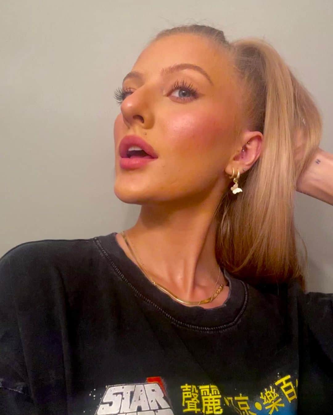 ペイジュ・ハイランドのインスタグラム：「life lately 🖤👽」