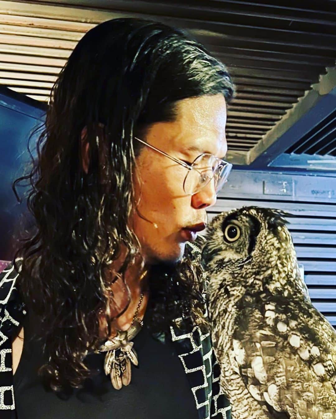 庄村聡泰のインスタグラム：「こらちょいと嬉しかったよフクロウカフェなるものに今度行ってみようと思うたよ @kgmymk2 鏡ゆみこ様 #新井英樹 様  お疲れ様でした！」