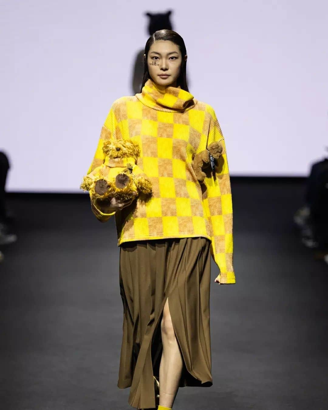 Fashion Weekさんのインスタグラム写真 - (Fashion WeekInstagram)「Attachment issues 🧸 Revisiting #SeoulFashionweek with @liecollection_'s #FW23 collection.」6月18日 0時14分 - fashionweek