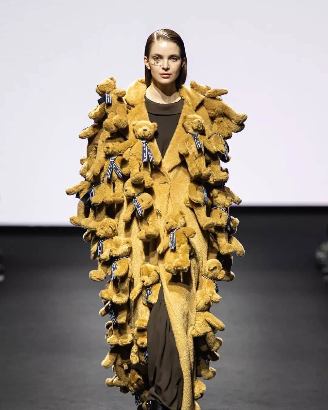 Fashion Weekのインスタグラム：「Attachment issues 🧸 Revisiting #SeoulFashionweek with @liecollection_'s #FW23 collection.」