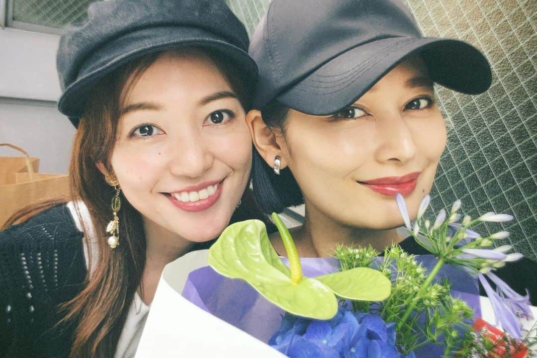 佐藤乃莉のインスタグラム：「ミキちゃんとデート🤭✨ 沢山食べて沢山話して  素敵なお花まで頂きました💐  #cute#お花#smile」