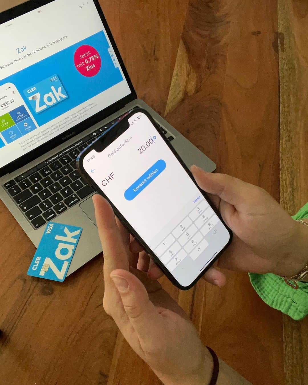 ジウリア・シュタイングルーバーさんのインスタグラム写真 - (ジウリア・シュタイングルーバーInstagram)「Seit Ende des letzten Jahres nutze ich Zak, die Mobile Banking App der @bankcler , und bin begeistert! Warum? Darum:   💸 Zahlung in Echtzeit - ganz einfach Geld senden oder anfordern mit Zak Instant!  🏃🏼‍♀️Auf dem Sprung noch schnell Zahlungen tätigen? Kein Problem mit der Zak-App!  ✉️Rechnungen pünktlich bezahlen war noch nie so unkompliziert - mit Zak ganz einfach Daueraufträge erfassen oder eBill nutzen!  ❗️Lade auch du die App herunter und bekomme 50 Franken Startguthaben direkt auf dein Zak-Konto geschenkt mit meinem Code: GIULIA ❗️  ☀️#bankclerzak #bankcler #mobilebanking #neobank #zeitübergeldzureden」6月18日 0時17分 - giulia_steingruber