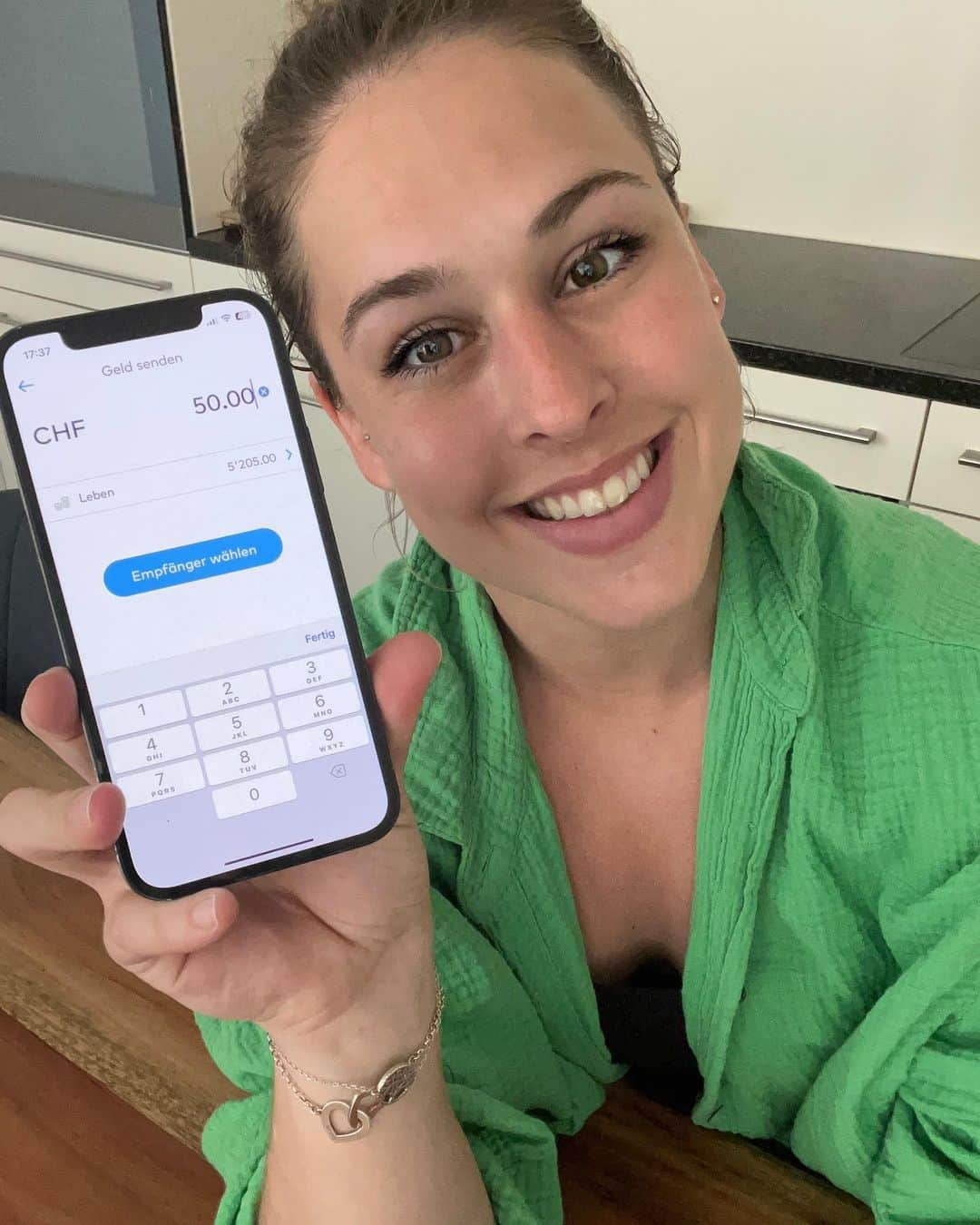 ジウリア・シュタイングルーバーのインスタグラム：「Seit Ende des letzten Jahres nutze ich Zak, die Mobile Banking App der @bankcler , und bin begeistert! Warum? Darum:   💸 Zahlung in Echtzeit - ganz einfach Geld senden oder anfordern mit Zak Instant!  🏃🏼‍♀️Auf dem Sprung noch schnell Zahlungen tätigen? Kein Problem mit der Zak-App!  ✉️Rechnungen pünktlich bezahlen war noch nie so unkompliziert - mit Zak ganz einfach Daueraufträge erfassen oder eBill nutzen!  ❗️Lade auch du die App herunter und bekomme 50 Franken Startguthaben direkt auf dein Zak-Konto geschenkt mit meinem Code: GIULIA ❗️  ☀️#bankclerzak #bankcler #mobilebanking #neobank #zeitübergeldzureden」