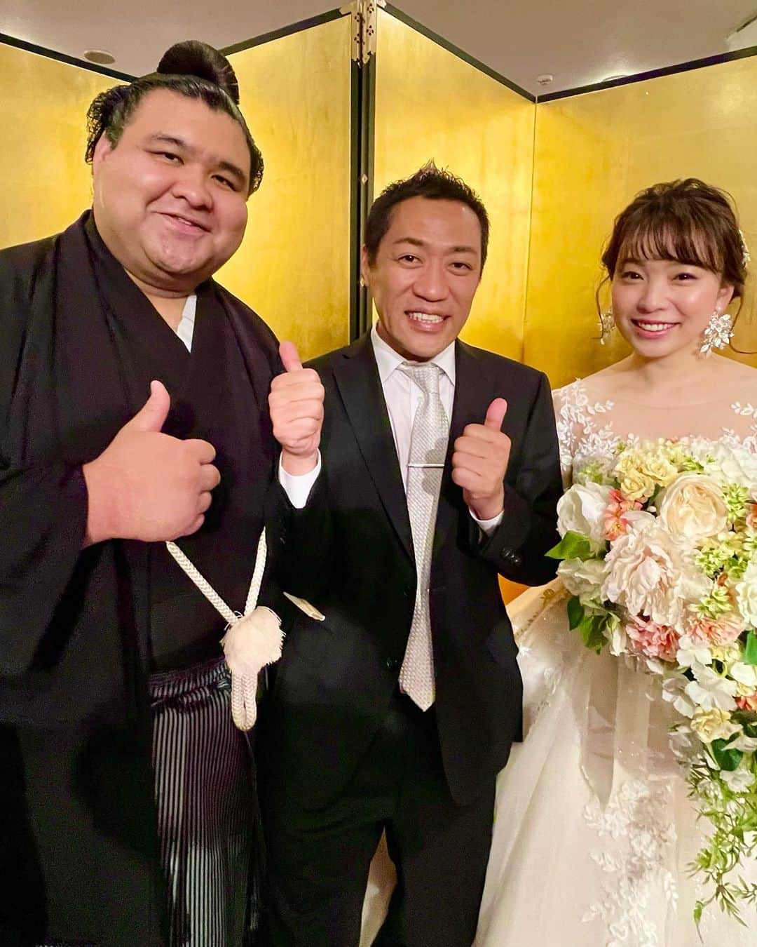 はなわさんのインスタグラム写真 - (はなわInstagram)「今日は大相撲の高安関と演歌歌手の杜このみさんの結婚披露宴へ参列させて頂きました^ - ^  笑いあり涙ありのとても素敵な披露宴でした。  僕は生意気にも「髙安晃の伝説」を歌わせて頂きました。 ありがとうございました😊  数々の有名人の皆様もたくさん出席していました。  写真は、 サンドウィッチマン、秋川雅史さん、二所ノ関親方（元横綱稀勢の里）、徳光さん。 そして、CMでおなじみ夢グループの社長と有里さんもいらっしゃっていました^ - ^  高安関、このみさん、これから力を合わせて幸せな家庭を築いてくださいー。  本当におめでとうございます㊗️  #高安　#杜このみ　#結婚式　#サンドウィッチマン #夢グループ #大相撲」6月18日 0時20分 - naoki_hanawa