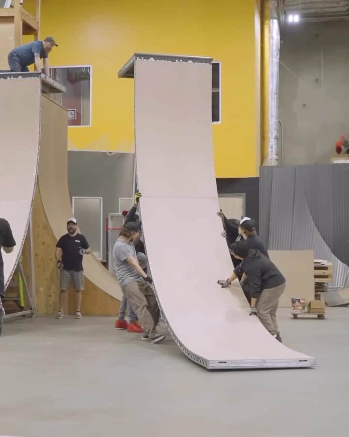 トニー・ホークのインスタグラム：「My ramp is coming down this weekend and getting reassembled in @vivintarena for our annual @thvertalert event next weekend. Come see legends & current pros defy gravity on Friday & Saturday… all for free. Or watch the livestream via @xgames. Thanks to @skatelite for making the ramp extra fast just in time for all the shenanigans.」