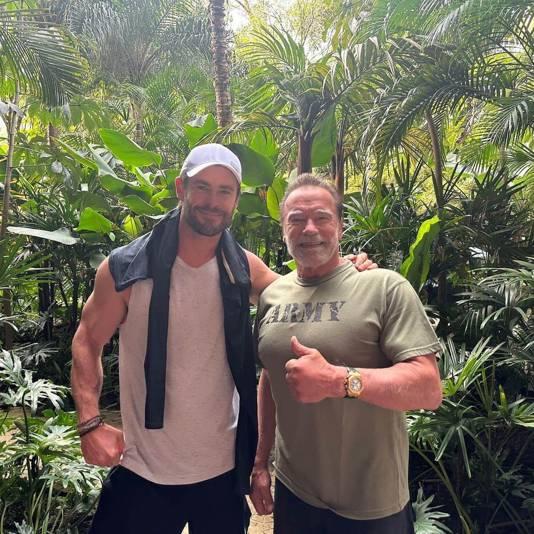 クリス・ヘムズワースのインスタグラム：「Ya never know who you’ll bump into at the gym! What a dream to train with the one and only @schwarzenegger」