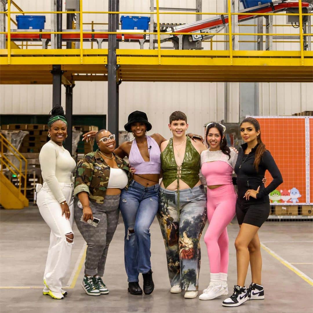 SHEINのインスタグラム：「Swipe through our recap pics for our fave moments with our partners checking out the next-level tech at our sorting warehouse! 👯  @danidmc @itsdestene_ @itsjustajlove @furnandaofficial @kenyamollie @marinasaavedraa  #SHEIN101 #SHEINOnTheRoad」